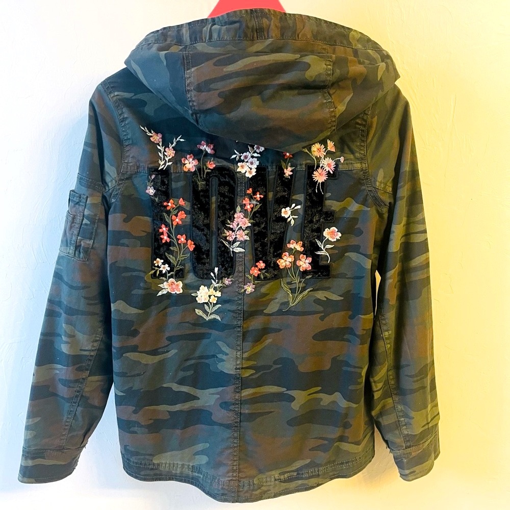 American Eagle Camo Embroidered Jacket “LOVE” EUC